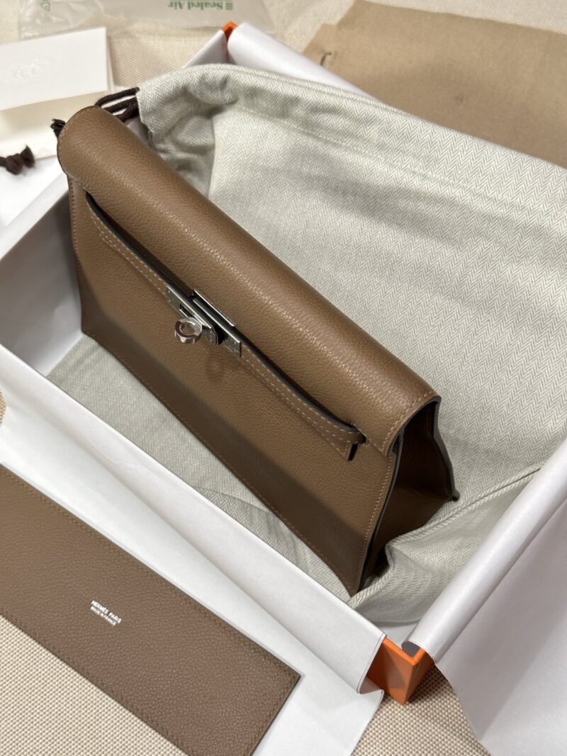 Hermès Kelly Danse 22 Evercolor Beige Weimer Silver Hardware - Image 3