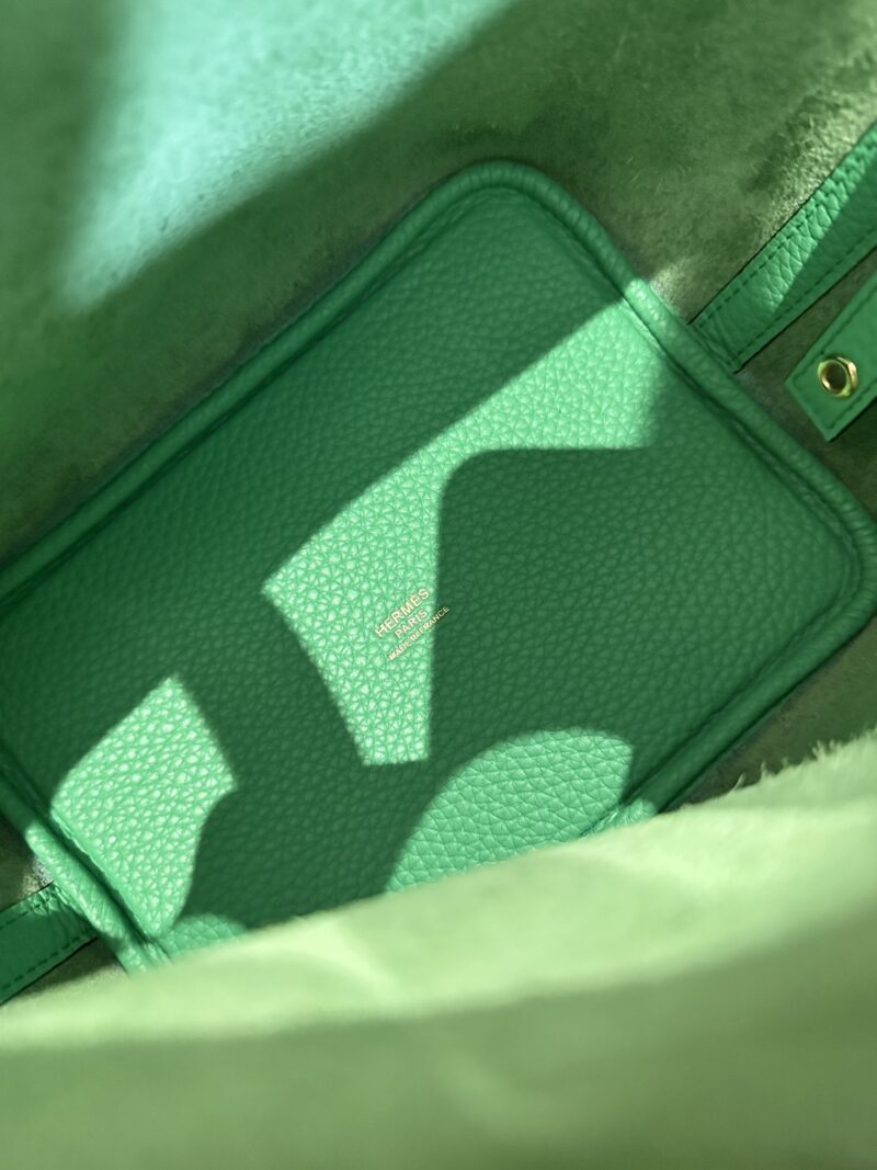 Hermès Picotin 18 Taurillon Clemence Vert Comics Gold Hardware - Image 5