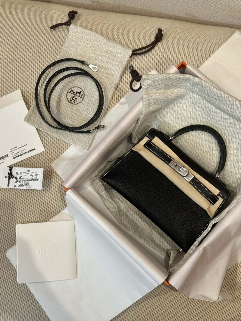 Hermès Mini Kelly 19 Chevre Noir & Gold Gold Hardware