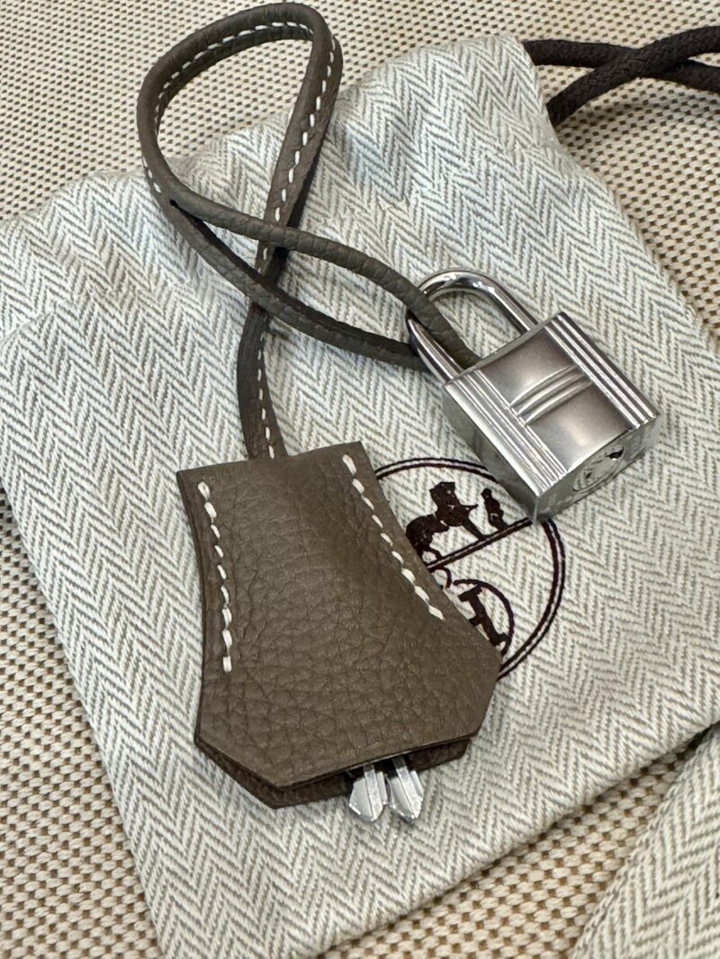 Hermès Kelly 25 Togo Etoupe Silver Hardware - Image 12