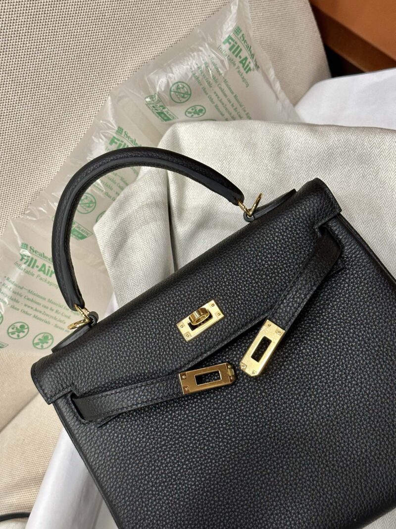 Hermès Kelly 28 Togo Noir Gold Hardware - Image 10