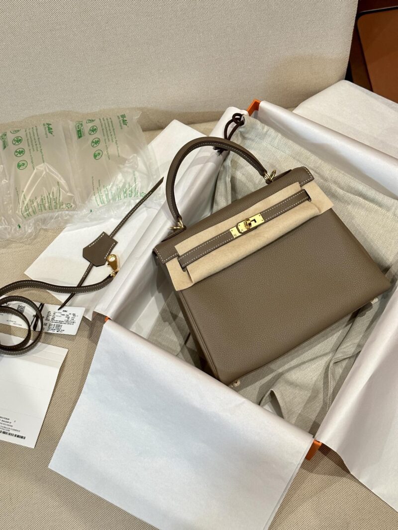 Hermès Kelly 25 Togo Etoupe, Gold Gold Hardware