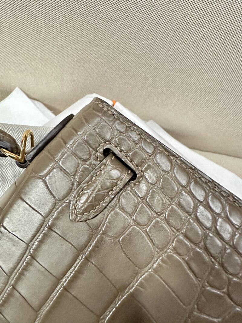 Hermès Kelly 25 Matte Alligator Origan Gold Hardware - Image 10