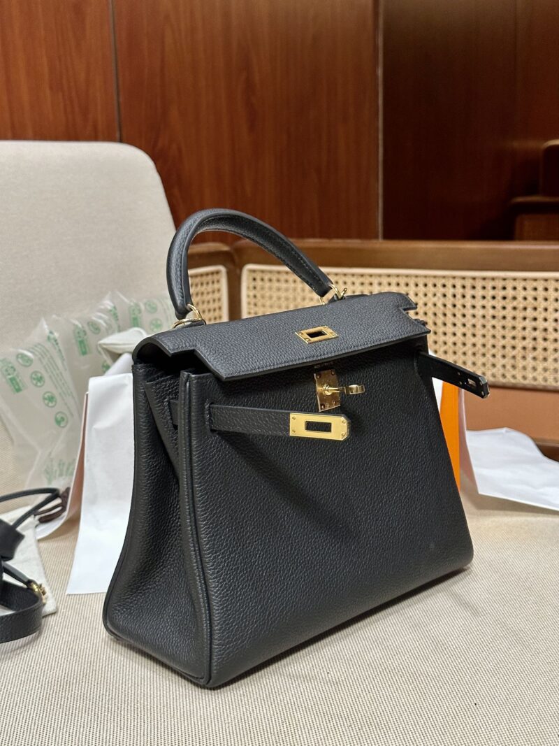 Hermès Kelly 28 Togo Noir Gold Hardware - Image 8
