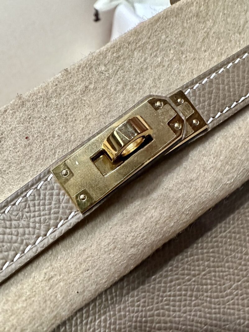 Hermès Kelly 25 Epsom Etoupe, Gold Gold Hardware - Image 8