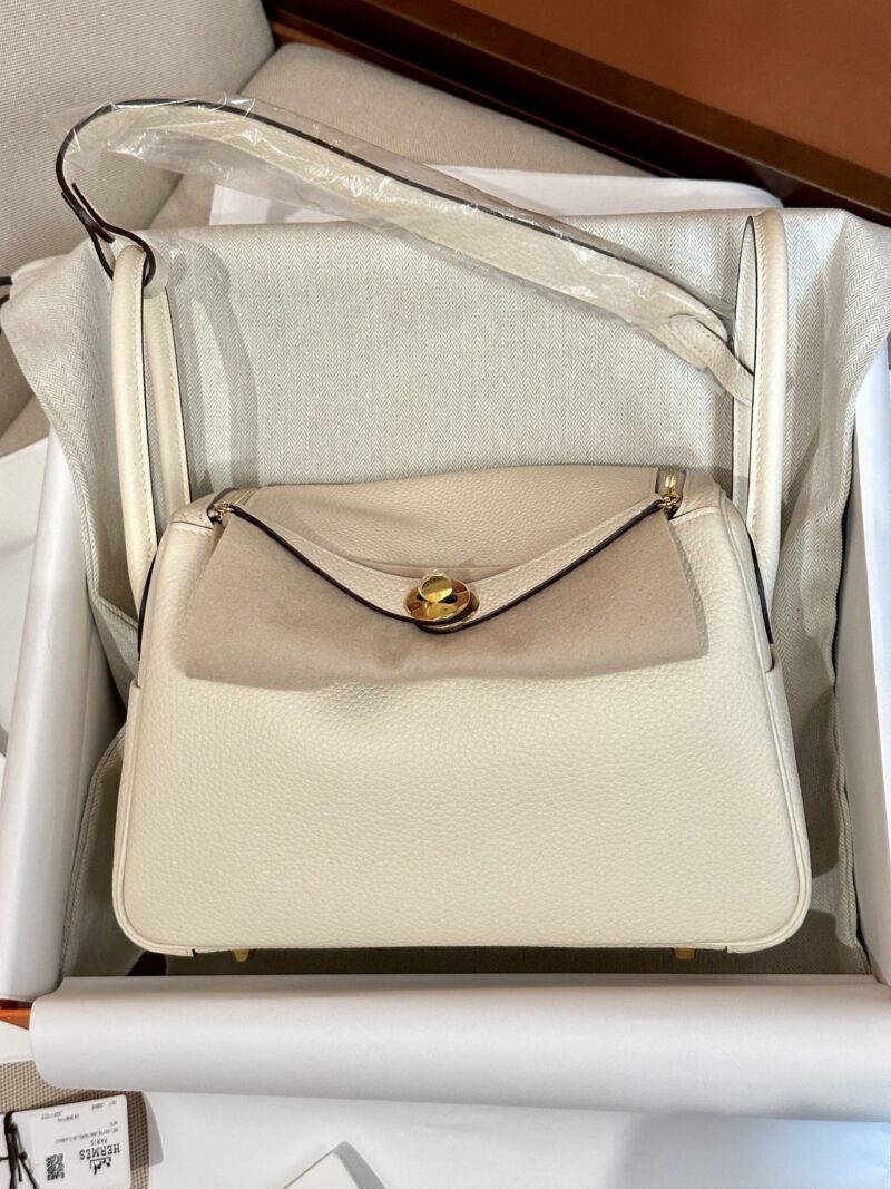 Hermès Lindy 26 Taurillon Clemence Nata Gold Hardware - Image 2