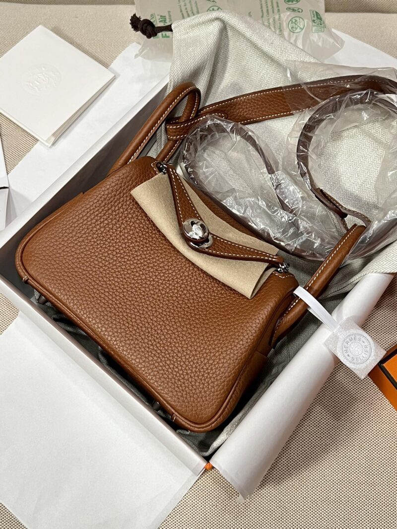 Hermès Mini Lindy 20 Taurillon Clemence Gold Gold Hardware - Image 6