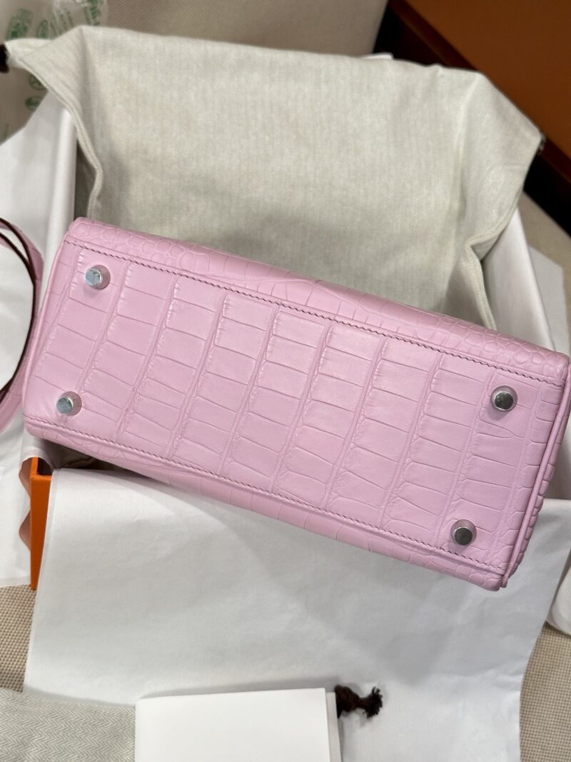 Hermès Kelly 25 Matte Alligator Pink Silver Hardware - Image 9