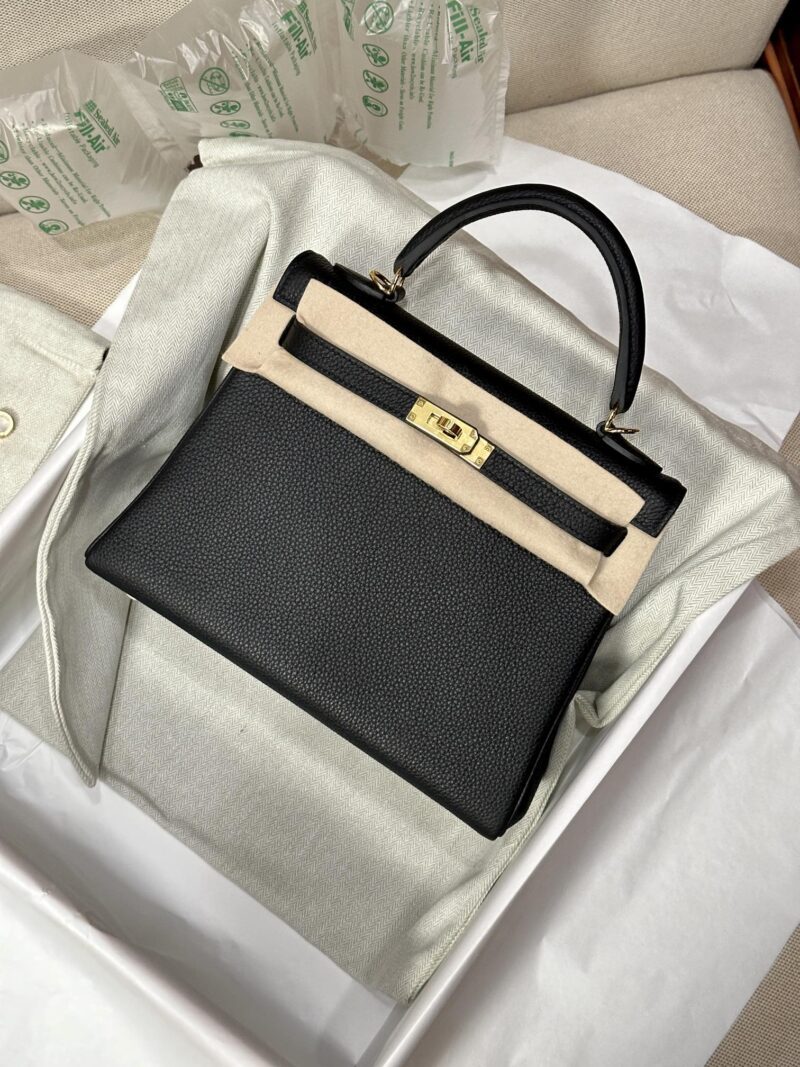 Hermès Kelly 28 Togo Noir Gold Hardware - Image 2