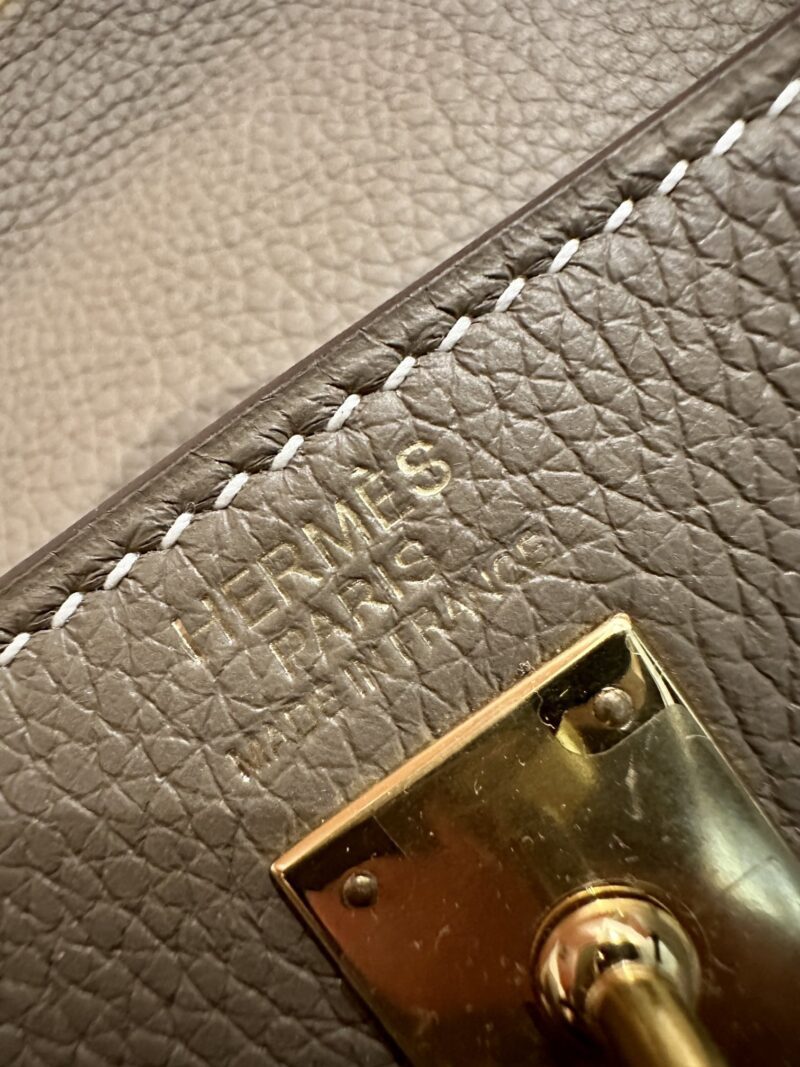 Hermès Kelly 25 Togo Etoupe, Gold Gold Hardware - Image 12