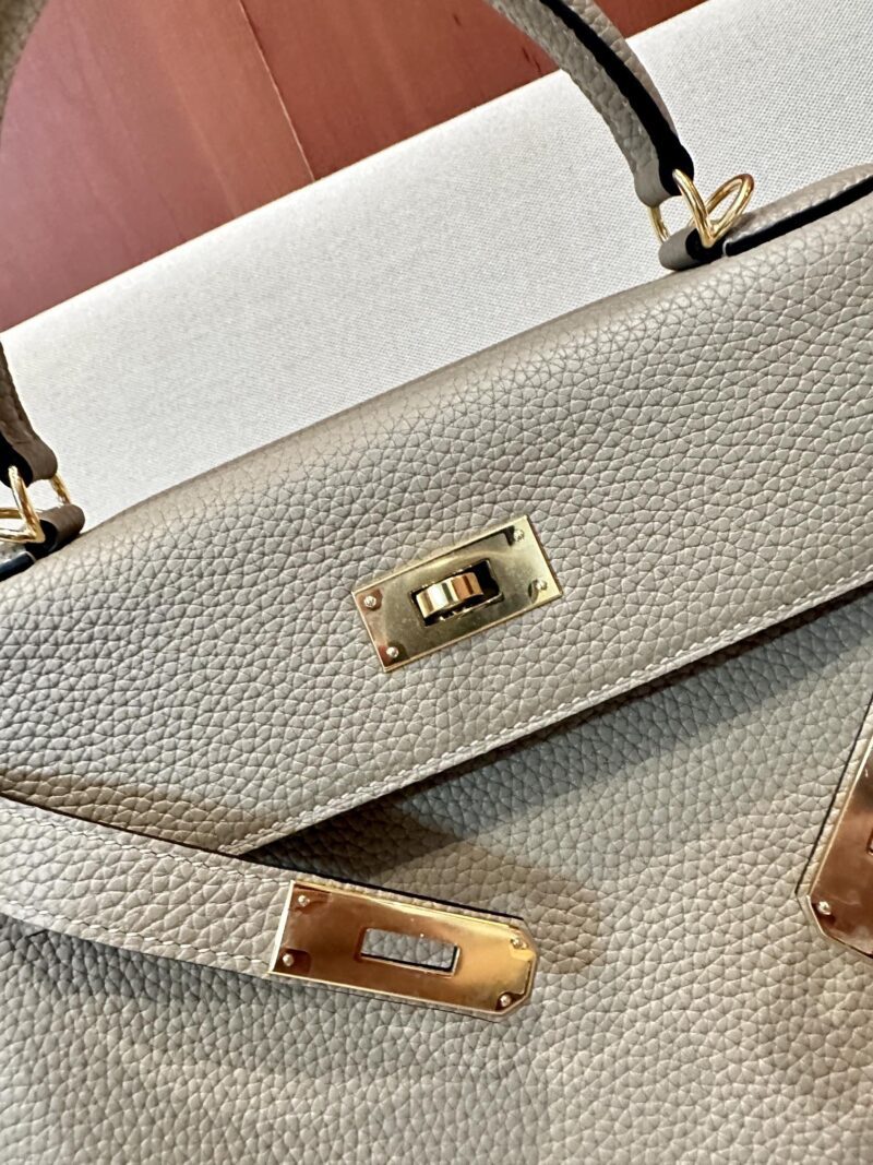 Hermès Kelly 28 Taurillion Clemence Beige Marfa, Gold Gold Hardware - Image 9