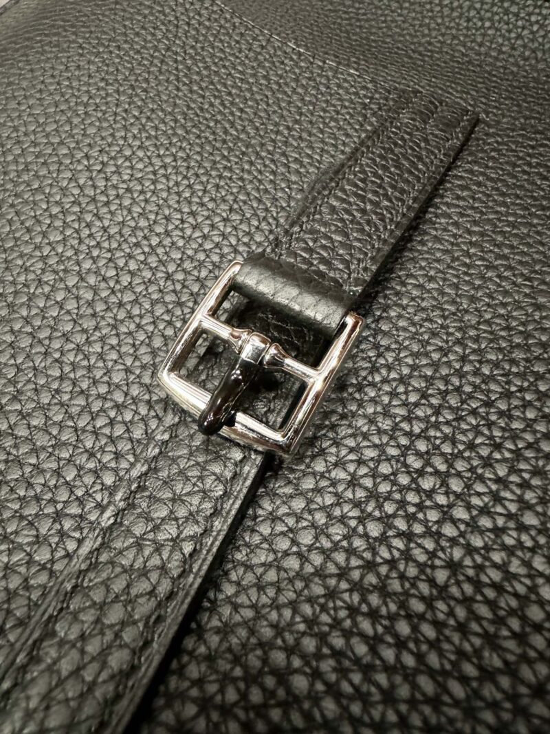 Hermès Halzan 25 Taurillon Clemence & Swift Noir Gold Hardware - Image 17