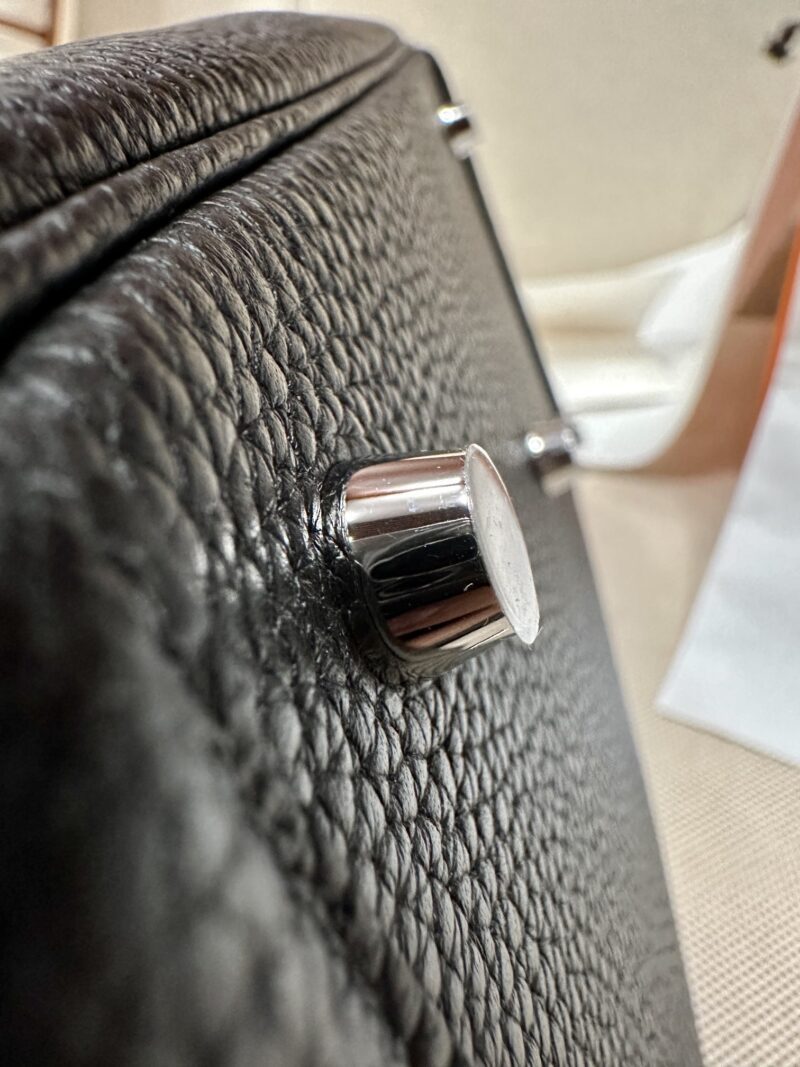 Hermès Lindy 26 Taurillon Clemence Noir Gold Hardware - Image 13