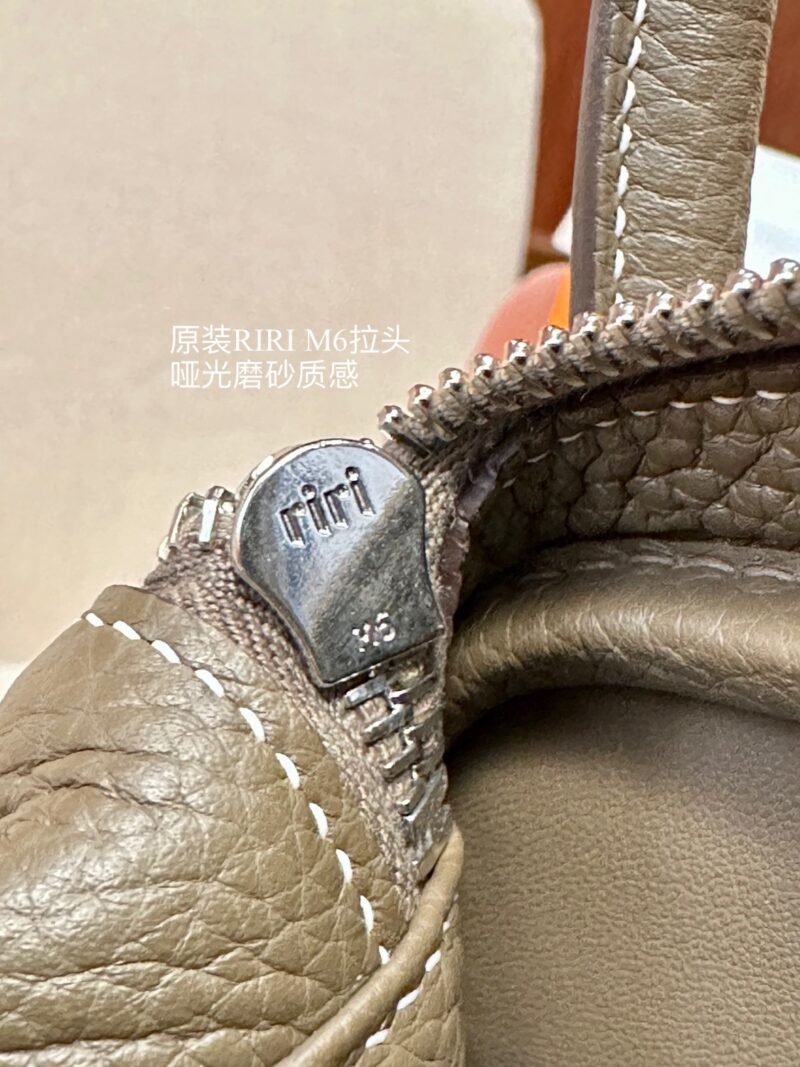 Hermès Lindy 30 Taurillon Clemence Etoupe Silver Hardware - Image 13