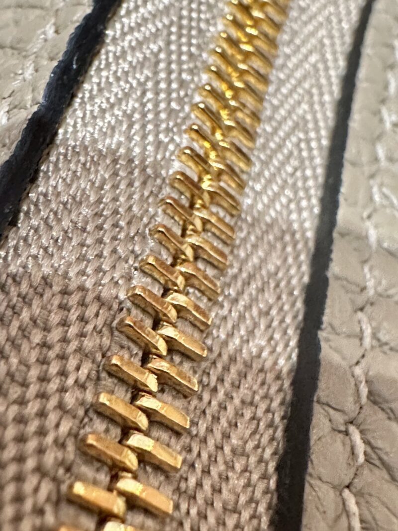Hermès Lindy 26 Taurillon Clemence Beige Marfa Gold Hardware - Image 12