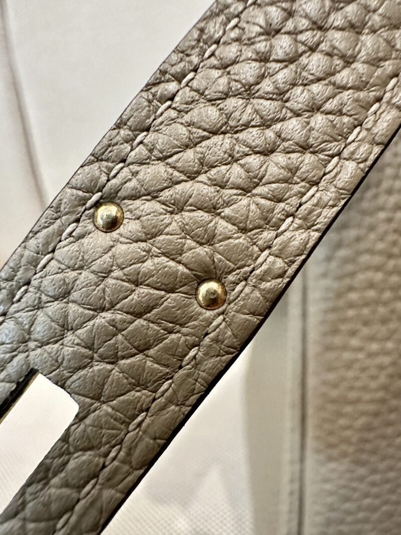 Hermès Kelly 28 Taurillion Clemence Beige Marfa, Gold Gold Hardware - Image 12