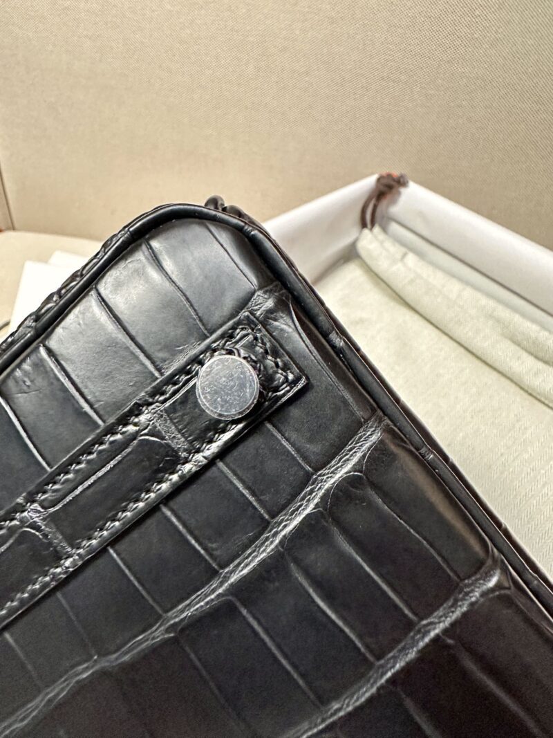 Hermès Birkin 25 Noir Matte Alligator Palladium Hardware - Image 8