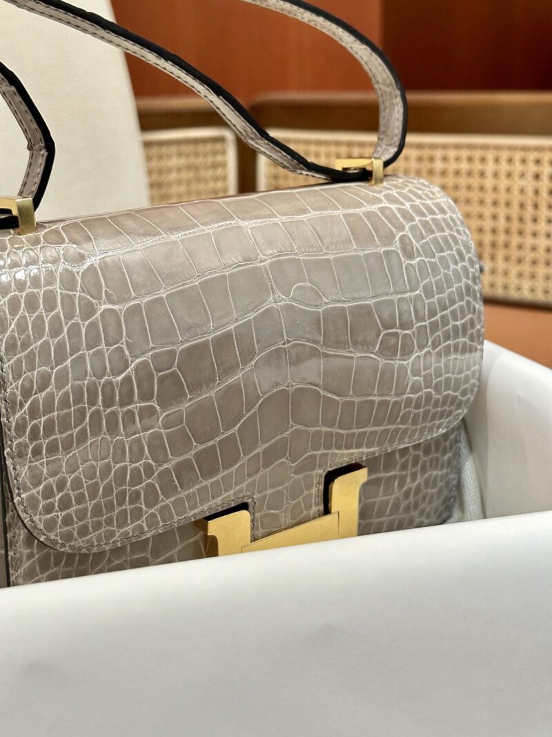 Hermès Constance 19 Gris Tourterelle Shiny Crocodile Gold Hardware - Image 3