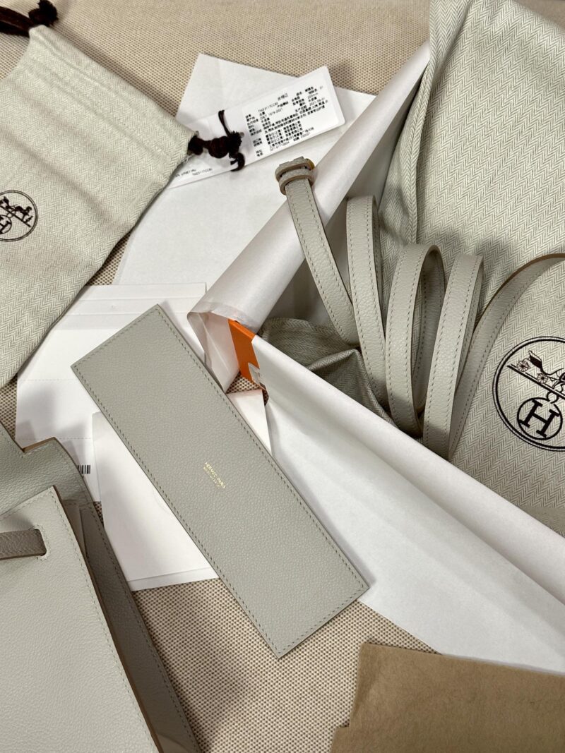 Hermès Kelly Danse 22 Evercolor Gris Pearl Gold Hardware - Image 16