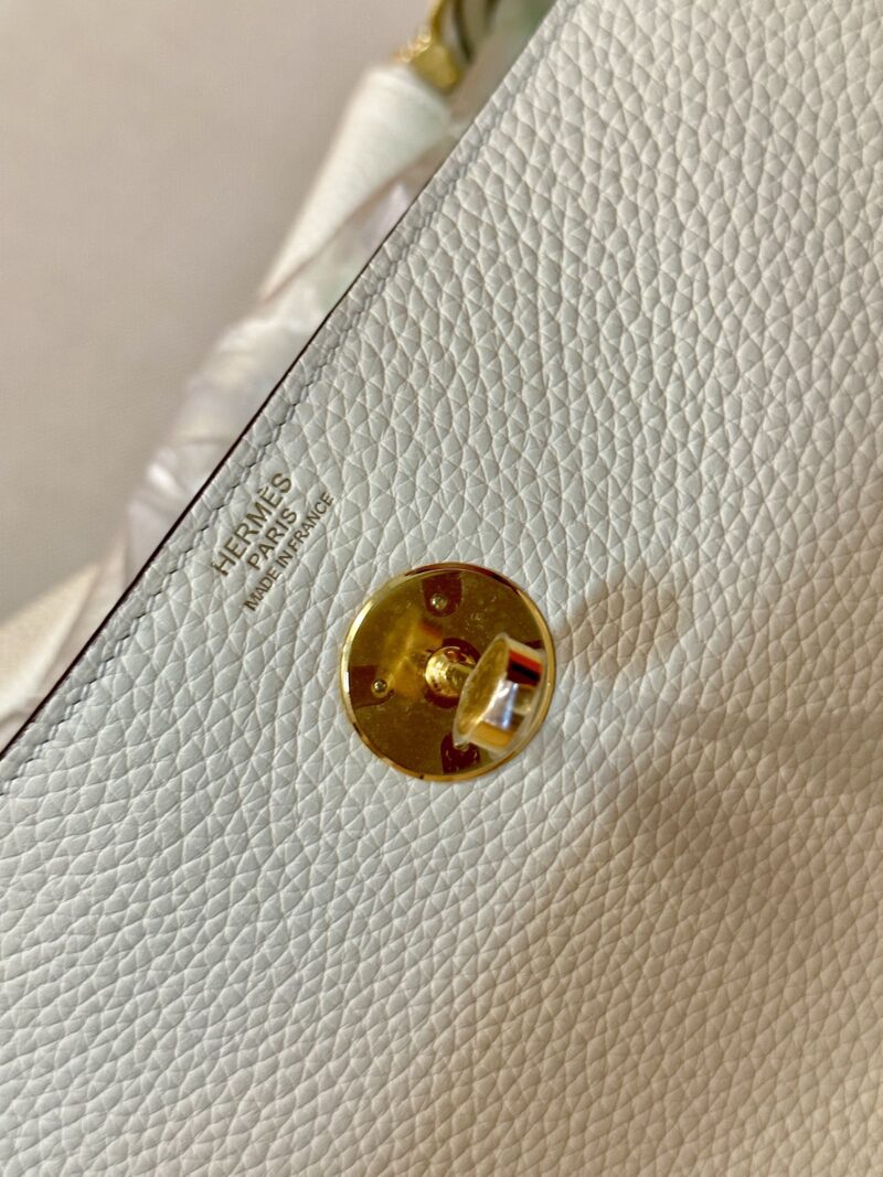 Hermès Lindy 26 Taurillon Clemence Nata Gold Hardware - Image 14