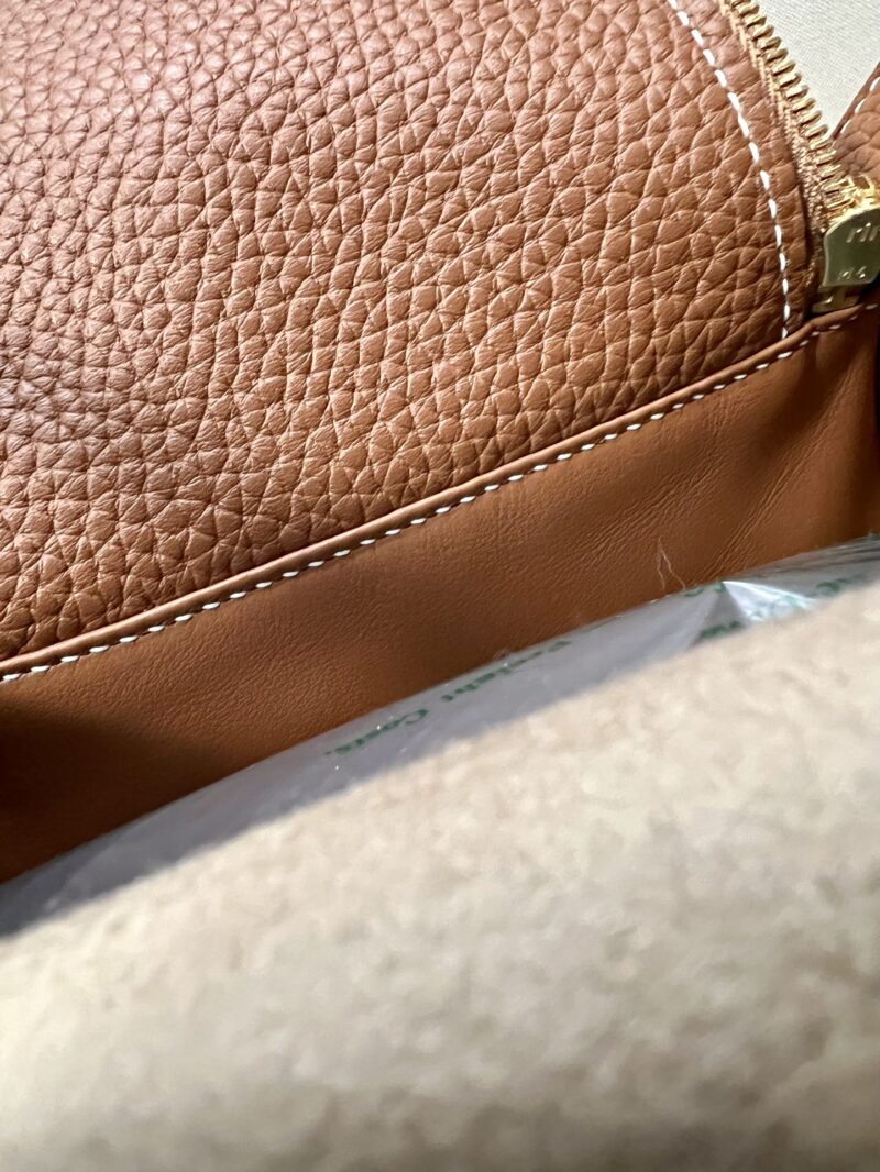 Hermès Mini Lindy 20 Taurillon Clemence Gold Gold Hardware - Image 15