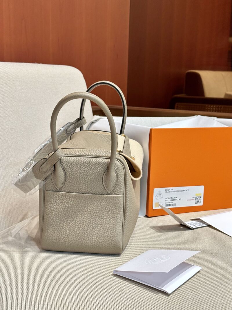 Hermès Lindy 26 Taurillon Clemence Beige Marfa Gold Hardware - Image 4