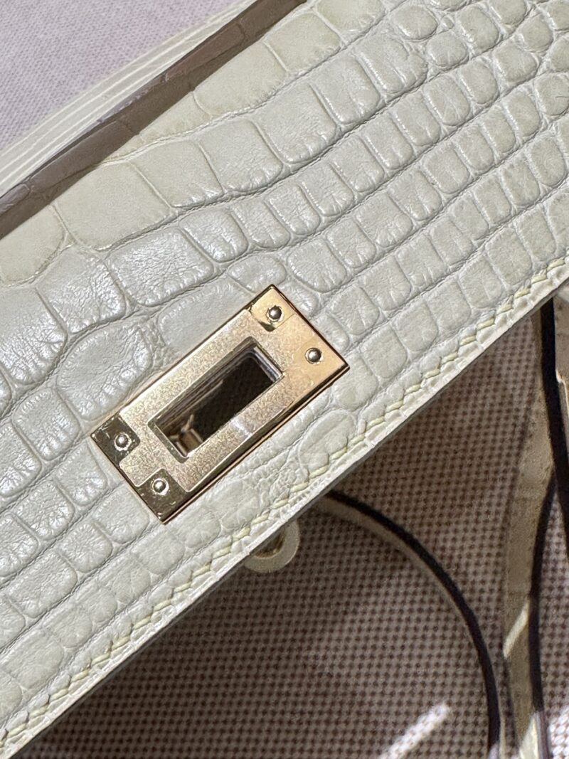 Hermès Mini Kelly 19 Matte Crocodile Vallina Gold Hardware - Image 13