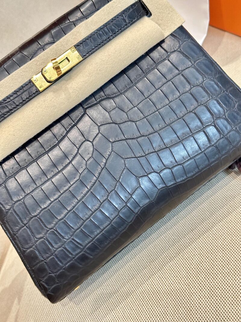 Hermès Kelly 25 Matte Crocodile Noir Gold Hardware - Image 13