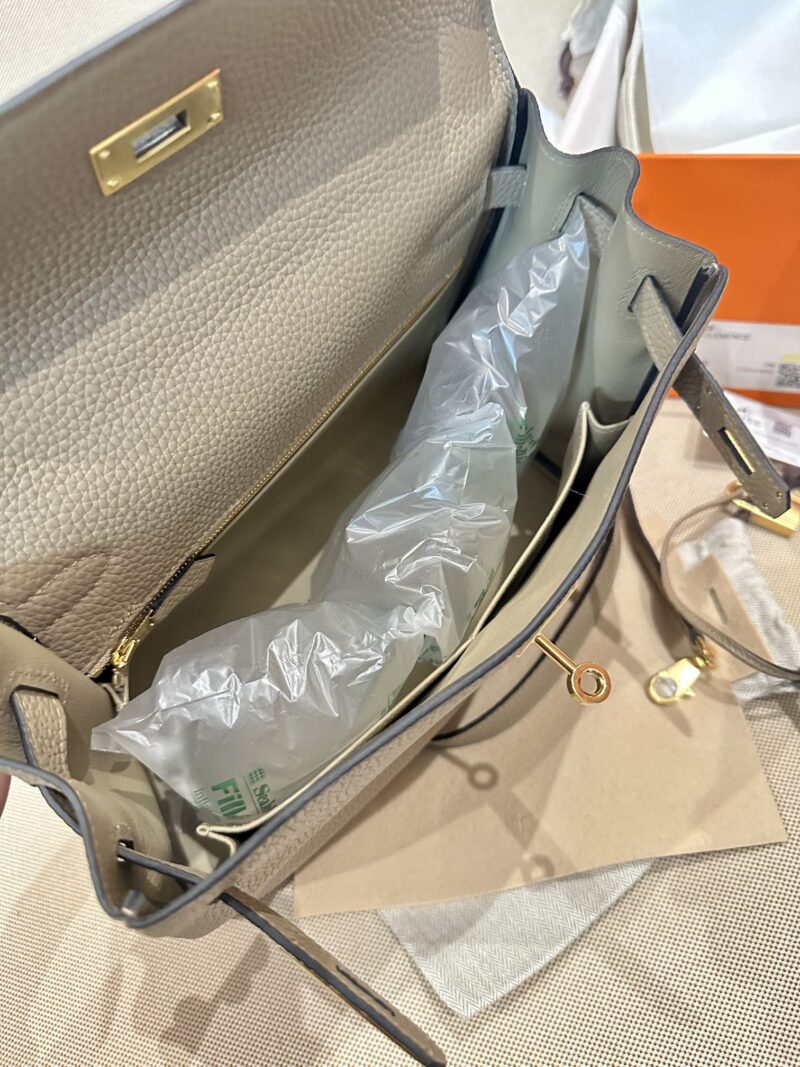 Hermès Kelly 28 Taurillion Clemence Beige Marfa, Gold Gold Hardware - Image 7
