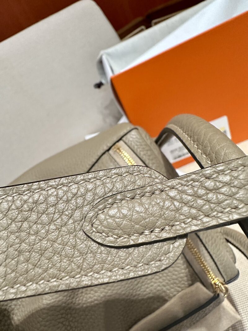 Hermès Lindy 26 Taurillon Clemence Beige Marfa Gold Hardware - Image 10