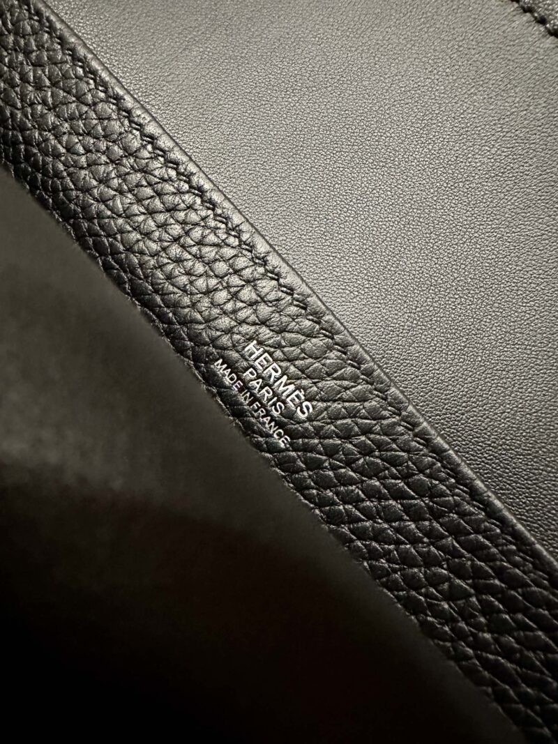 Hermès Halzan 25 Taurillon Clemence & Swift Noir Gold Hardware - Image 19