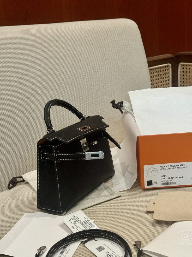 Hermès Mini Kelly 19 Chevre Noir & Gold Gold Hardware - Image 5