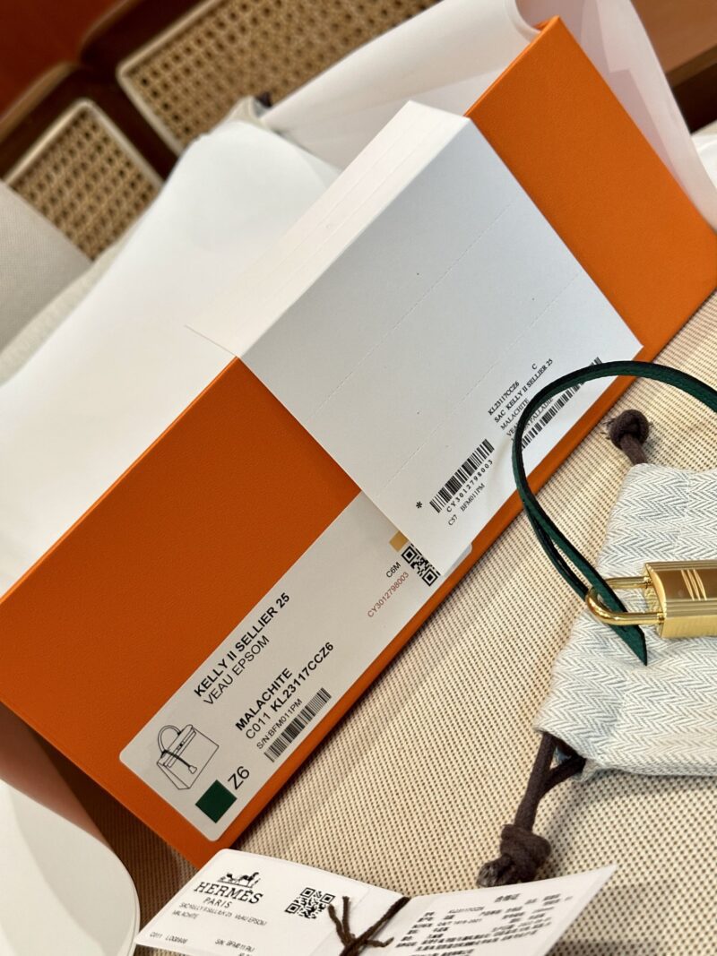 Hermès Kelly 25 Epsom Vert Gold Hardware - Image 15