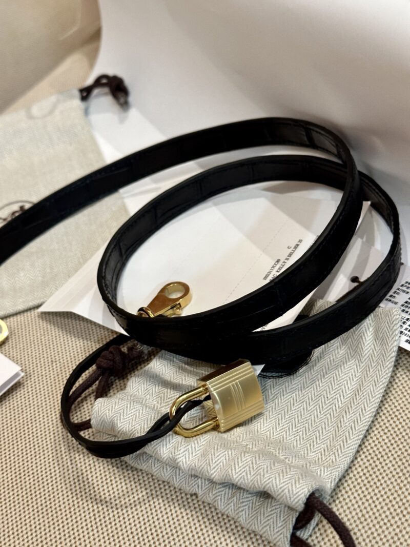 Hermès Kelly 25 Matte Crocodile Noir Gold Hardware - Image 22