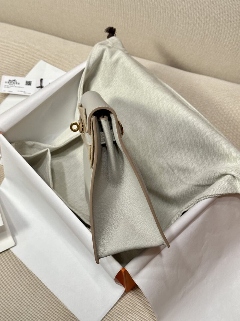 Hermès Kelly Danse 22 Evercolor Gris Pearl Gold Hardware - Image 6
