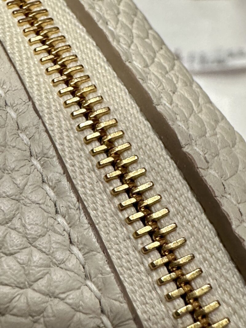 Hermès Lindy 26 Taurillon Clemence Craie Gold Hardware - Image 17