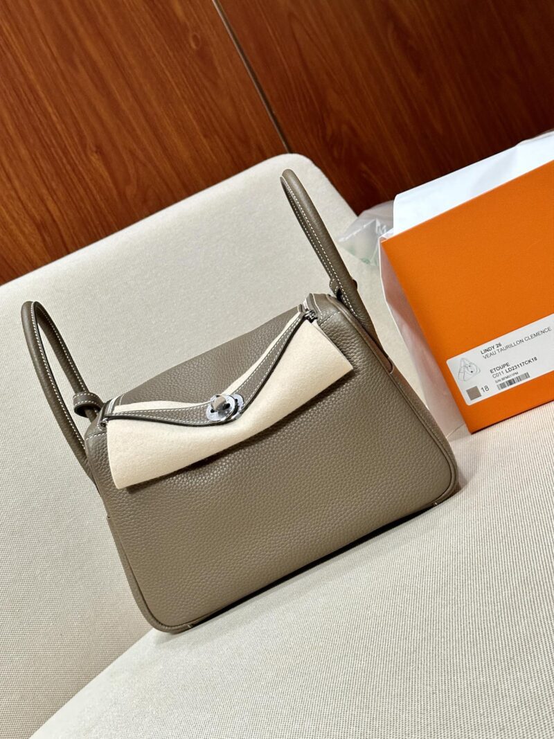 Hermès Lindy 26 Taurillon Clemence Etoupe Silver Hardware - Image 2