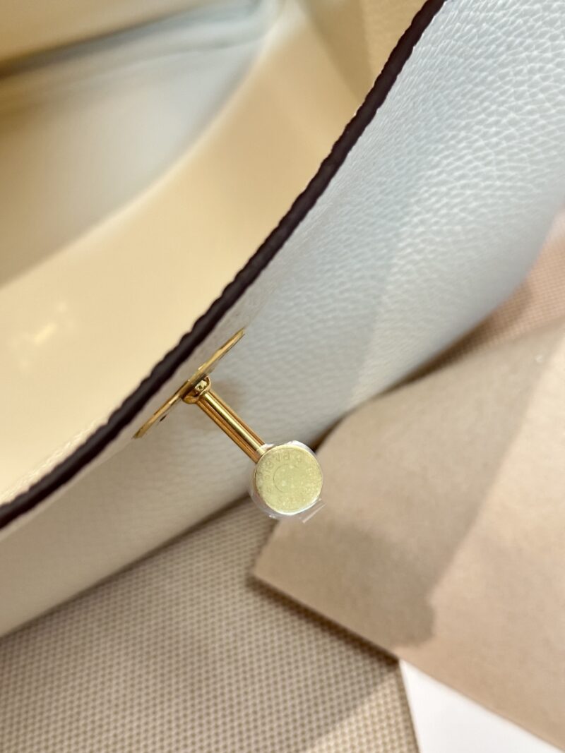 Hermès Lindy 26 Taurillon Clemence Nata Gold Hardware - Image 15