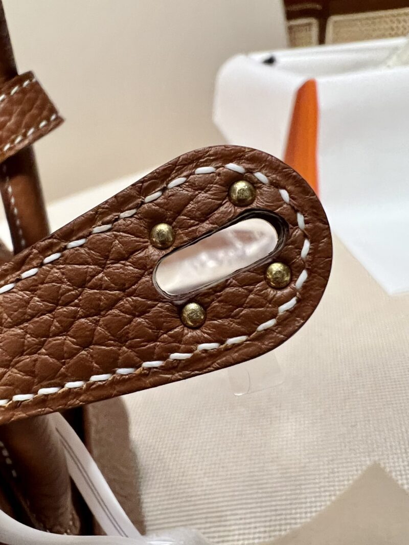 Hermès Mini Lindy 20 Taurillon Clemence Gold Gold Hardware - Image 17