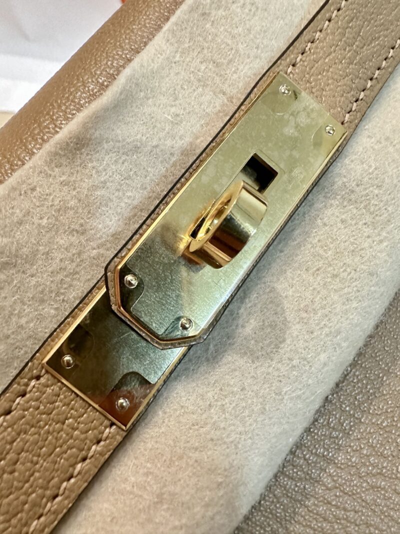 Hermès Kelly 28 Chevre Biscuit Gold Hardware - Image 11