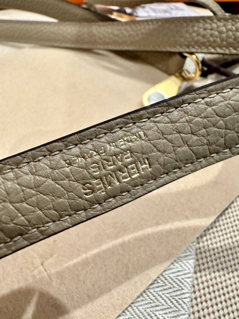 Hermès Kelly 28 Taurillion Clemence Beige Marfa, Gold Gold Hardware - Image 13