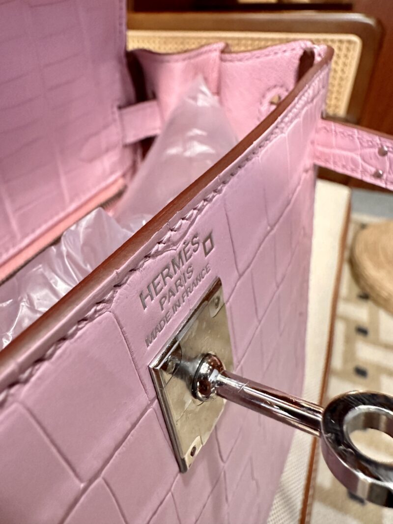 Hermès Kelly 25 Matte Alligator Pink Silver Hardware - Image 11