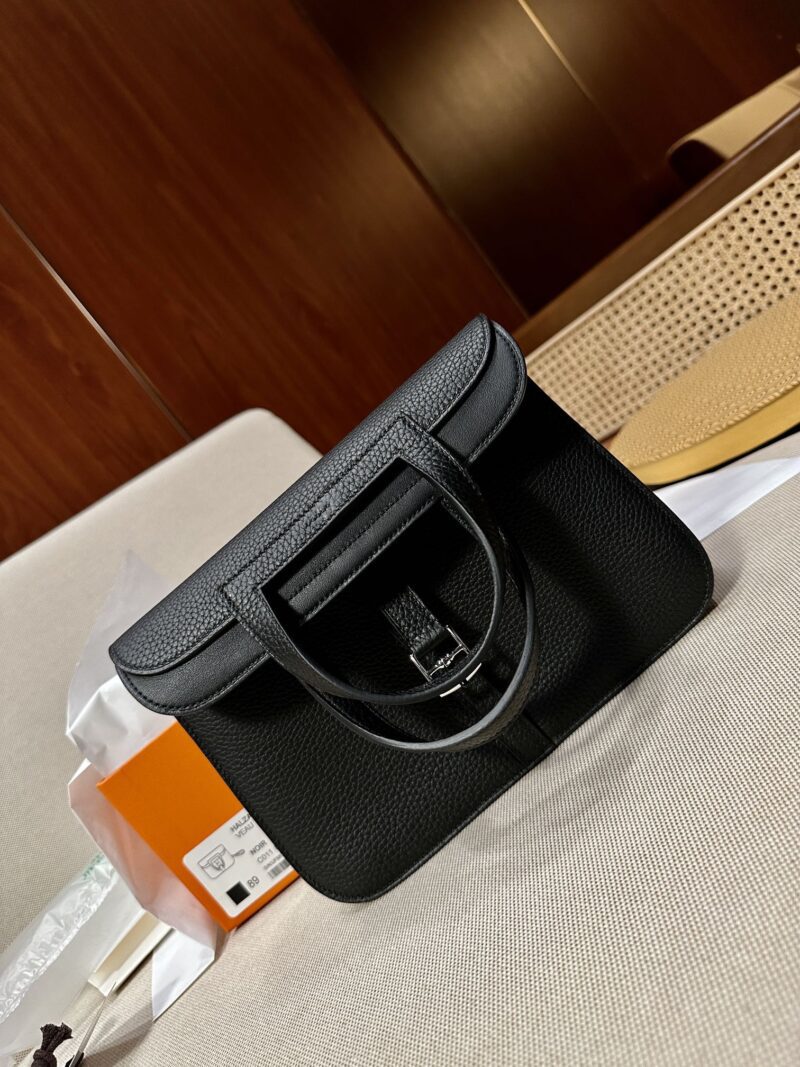 Hermès Halzan 25 Taurillon Clemence & Swift Noir Gold Hardware - Image 2