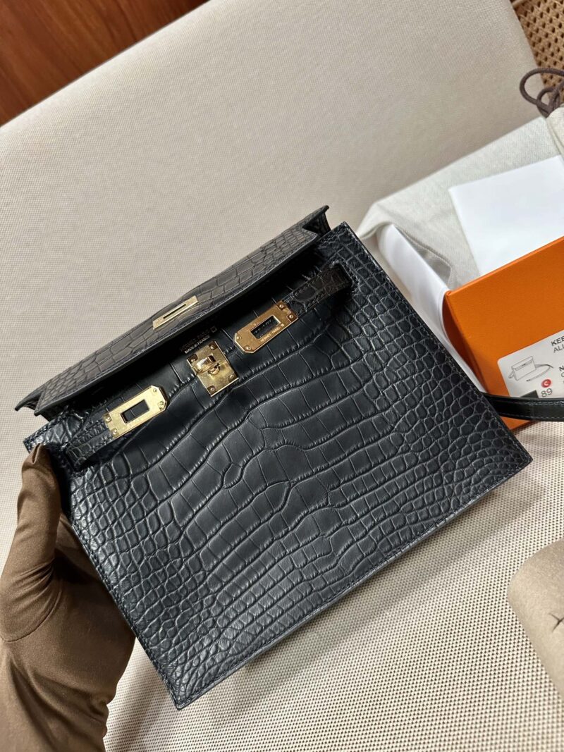 Hermès Kelly Danse 22 Matte Crocodile Noir Gold Hardware - Image 8