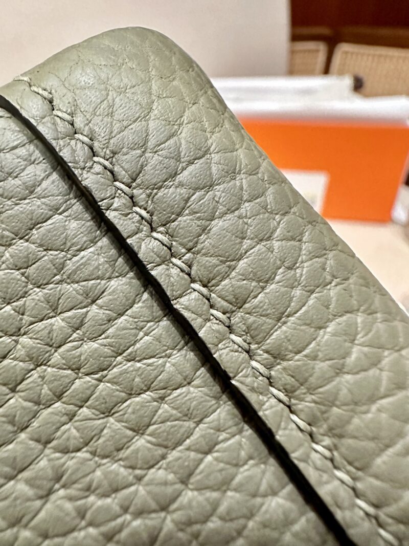 Hermès Mini Lindy 20 Taurillon Clemence Sauge Gold Hardware - Image 16