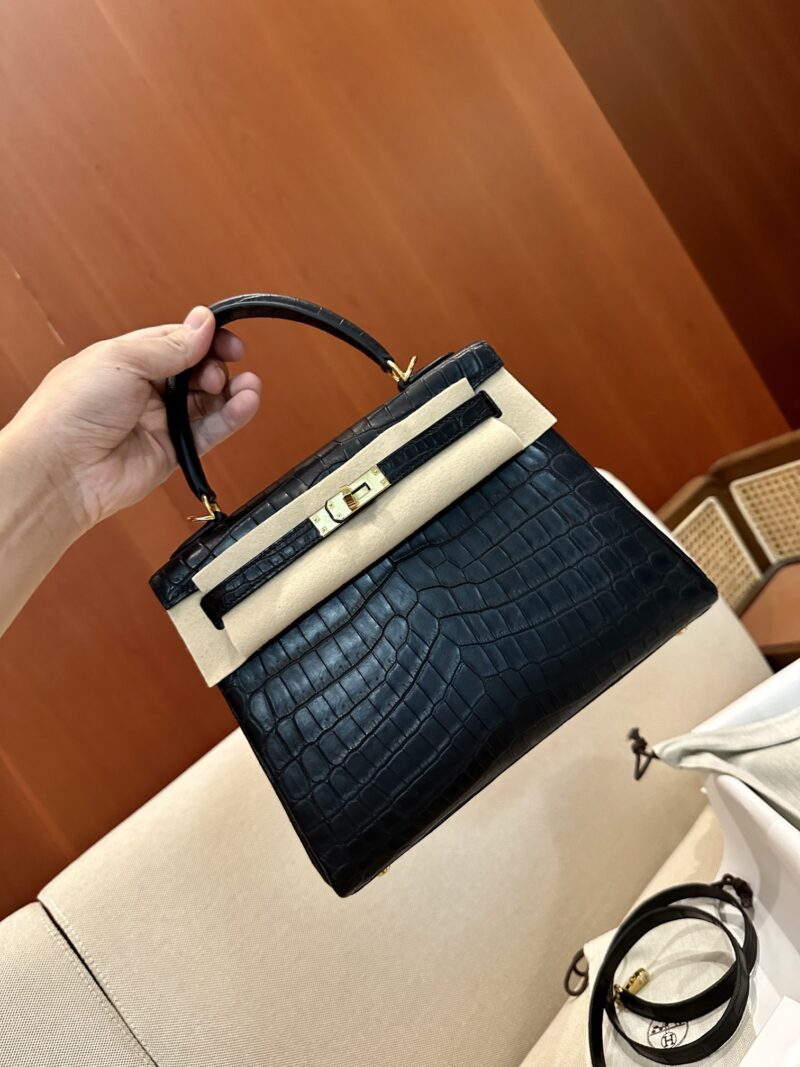 Hermès Kelly 25 Matte Crocodile Noir Gold Hardware - Image 6
