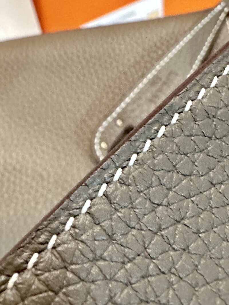 Hermès Lindy 26 Taurillon Clemence Etoupe Gold Hardware - Image 17