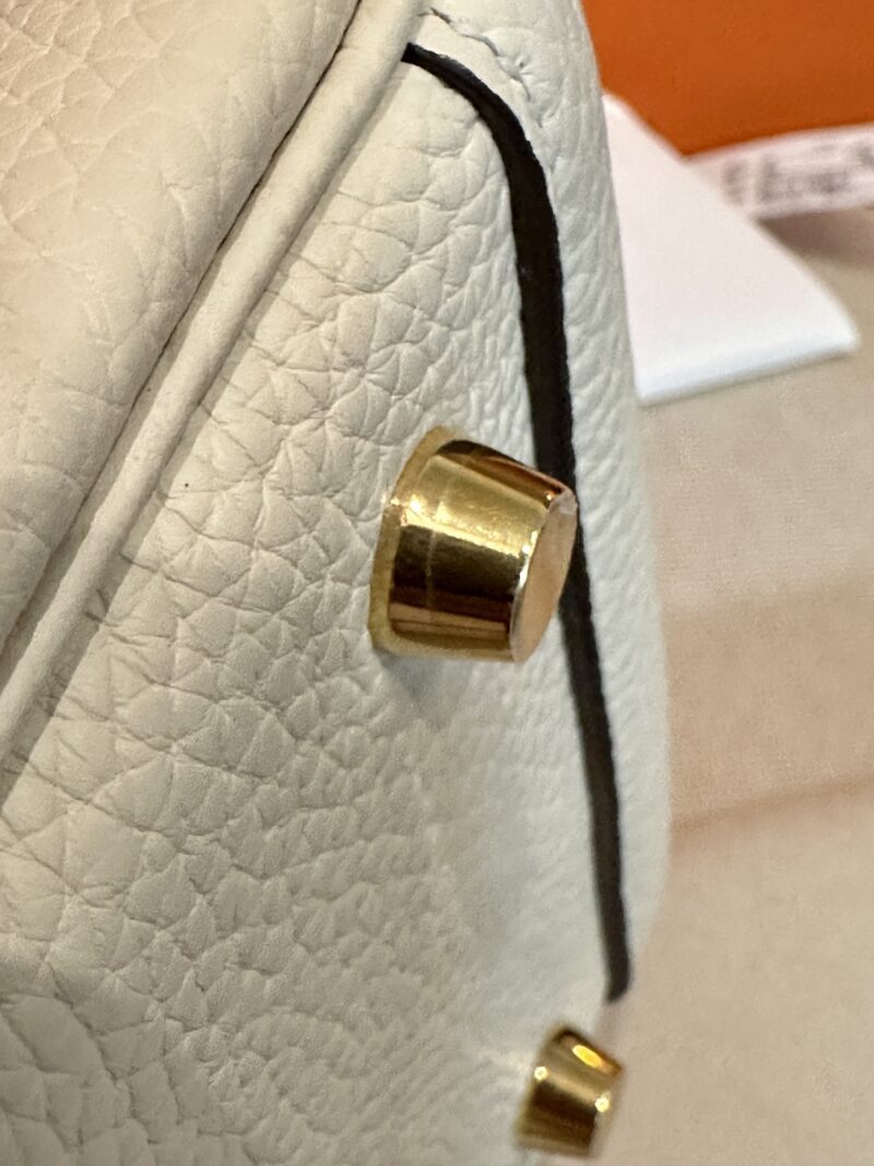 Hermès Lindy 26 Taurillon Clemence Nata Gold Hardware - Image 17
