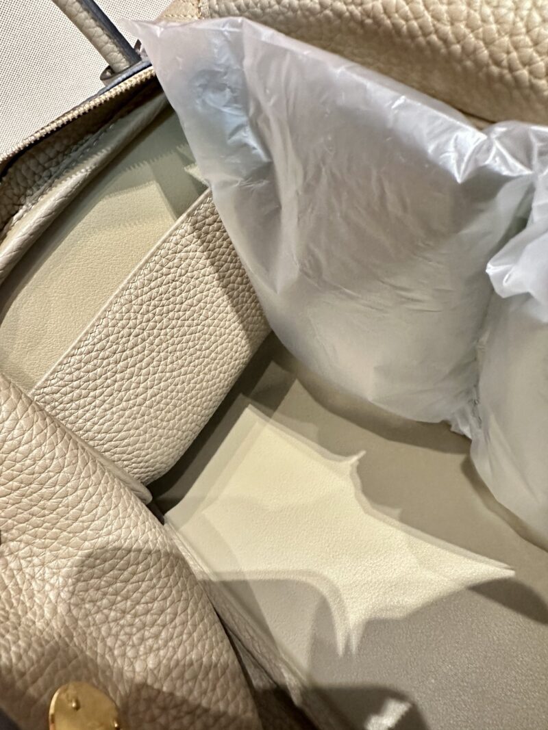 Hermès Lindy 26 Taurillon Clemence Beige Marfa Gold Hardware - Image 6