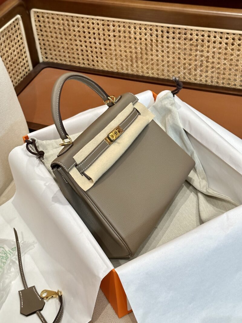Hermès Kelly 25 Togo Etoupe, Gold Gold Hardware - Image 3
